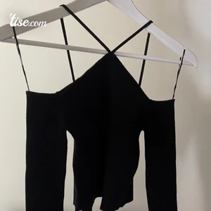 Slutsåld trendig topp från Zara - Helt oanvänd topp från Zara! Slutsåld. Nypris 399kr. Lånade bilder från min egna Tise linndommersnes❤️ står att den är såld där men det var eftersom jag hade två och bara haft den andra i garderoben men inte användt den!