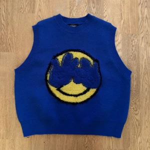 Väst Shop Cider - Cool väst från Shop Cider som inte längre är tillgänglig på hemsidan. Endast använd en gång! Strl M, skulle säga lite oversized. Skicka meddelande för fler bilder. 