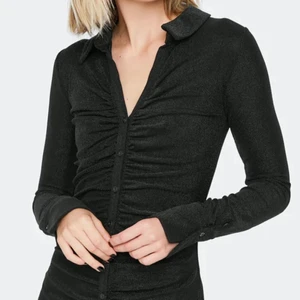 Nyårsklänning - Super snygg klänning från Bikbok (lånade bilder) i storlek 36/S som passar perfekt nu till nyår. Säljer då den inte kommer till användning, endast använd 1 gång. (Klänningen är svart med silver glitter). 