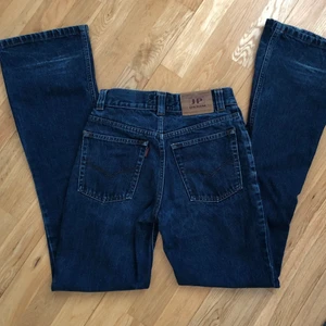 Lågmidjade flare jeans - Skitfina lite flared lågmidjade jeans som tyvärr var lite för små på mig! Storlek w27