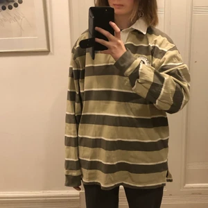 Randig tröja med krage i storlek M - Säljer denna fina randiga tröja för att den inte kommer till användning så mycket. Den är en M och sitter lite oversize på mig på mig som är S.