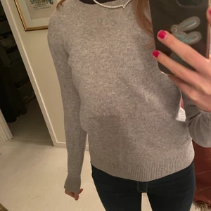 Kashmir tröja - Säljer denna grå 100% kashmir tröja från J.Lindeberg