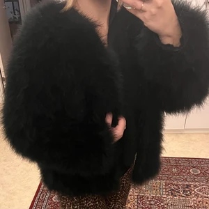 Äkta Ravn fjäderjacka  - Säljer min fina jacka, då den är för stor på mig nu, jacka är i fint skick! Har använts sparsamt. Storlek 36, stängs med hylsor. Passar alla tillfällen. Säljer den för 2500kr(går att diskuteras) nypris 4999kr 