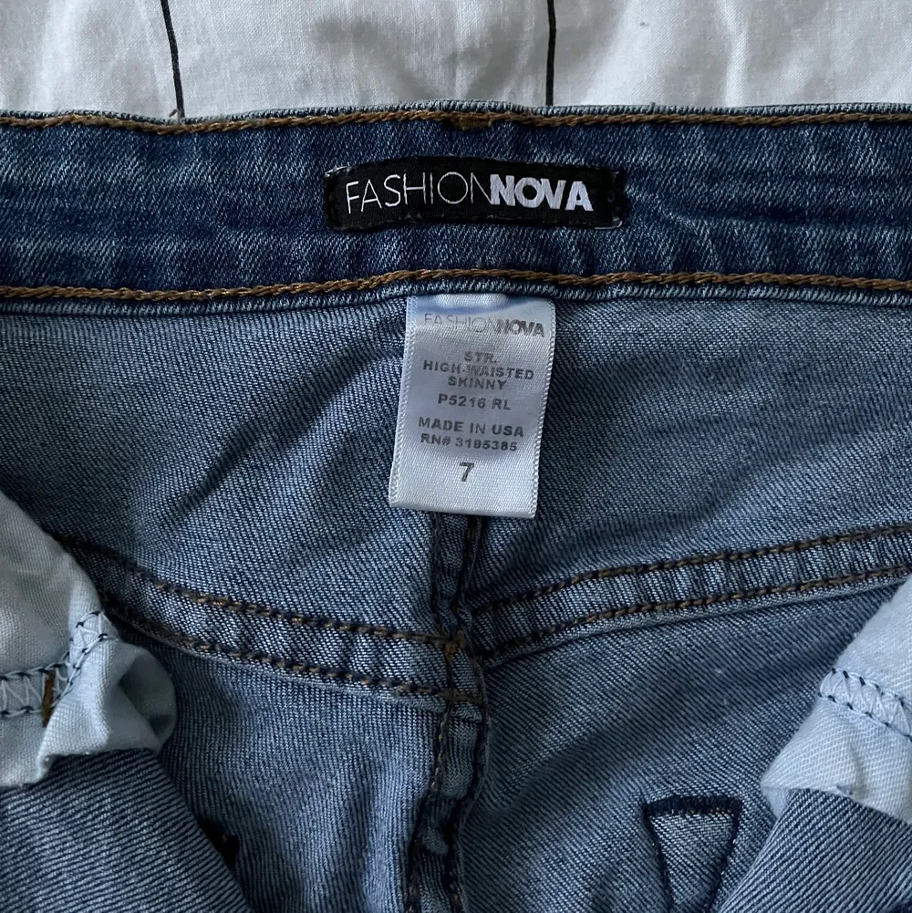 Jeans från Fashion Nova i storlek 7 . Jeans & Byxor.