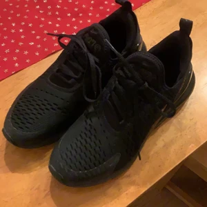 Nike 270 - Säljer ett par knappt använda nike 270 svart! De är inte speciellt använda! Bra skick! 
