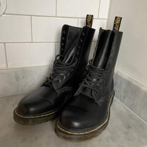 Superfina boots från Dr Martens. Endast använda en gång - ser precis ut som nya! Tveka inte vid frågor❤️‍🔥 Möts upp & fraktar 😇