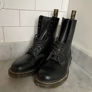 Dr Martens boots - Superfina boots från Dr Martens. Endast använda en gång - ser precis ut som nya! Tveka inte vid frågor❤️‍🔥 Möts upp & fraktar 😇