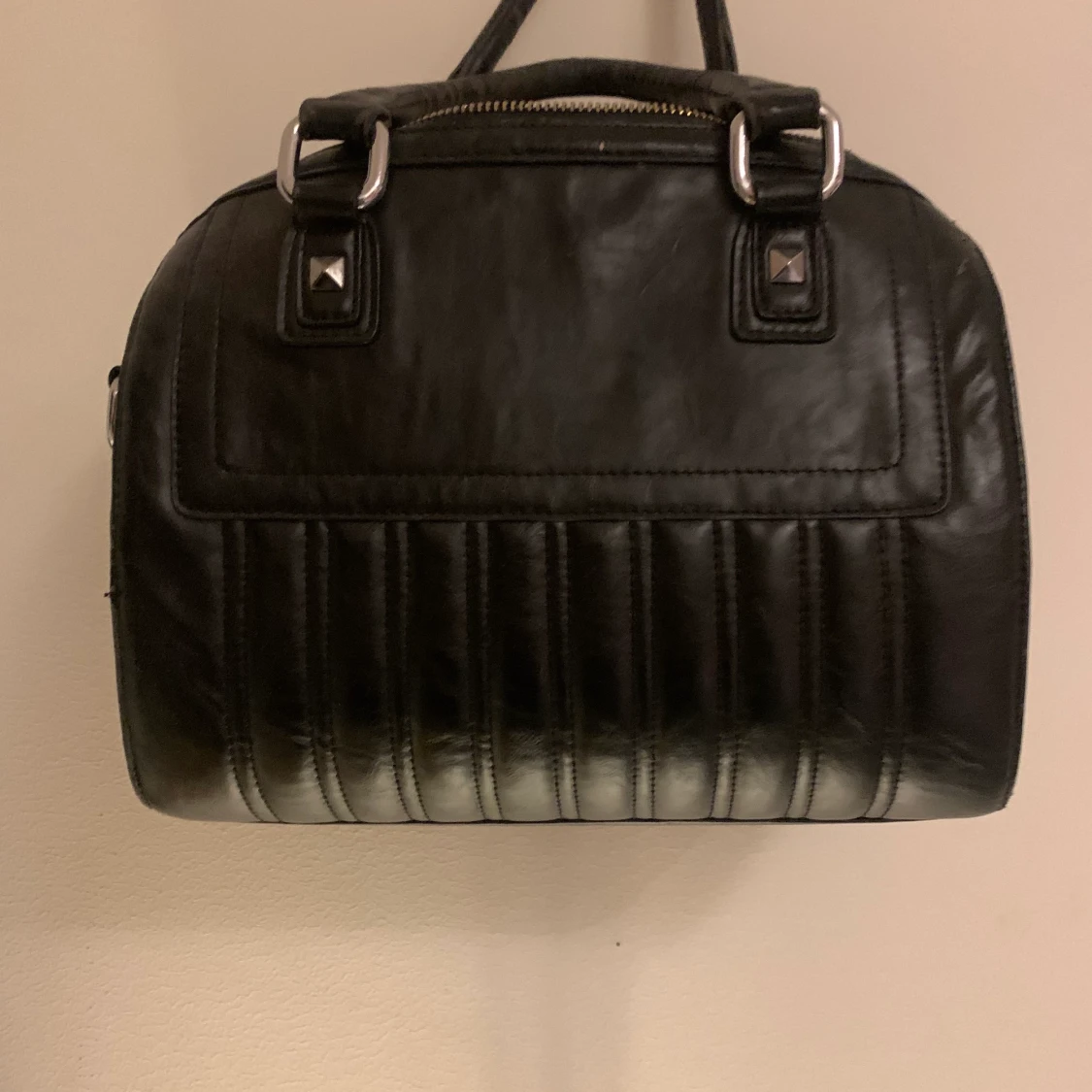 Svart väska med nitar  - 90