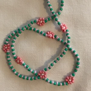 Halsband blommor - Handgjort halsband med blommor, 40,5 cm långt. Köparen står för frakten, 12kr. Samfraktar vid köp av flera smycken.