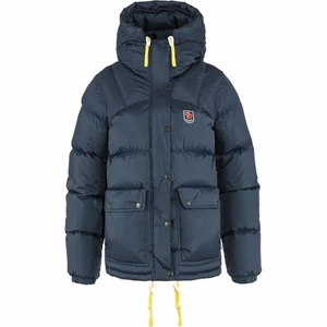 Fjällräven jacka  - Nu säljer ja min fjällräven jacka då ja har köpt en ny och denna inte kommer till användning. Detta är dammodellen och är använd ett fåtal gånger men är i nytt skick. Vill man diskutera pris kan man skriva till mig privat💕 Har ni fler frågor kan ni skriva till mig! Budgivning sker även privat, nu gäller det att vara först till kvarn, köparen står för frakten 