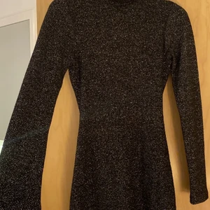 Glittrig klänning från Zara strl s - Fin passform, använd fåtal gånger. 