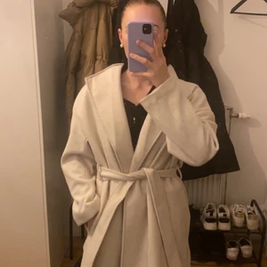 Fin vit kappa strl. S - Vit kappa i storlek S, knappt använd, nyskick. 