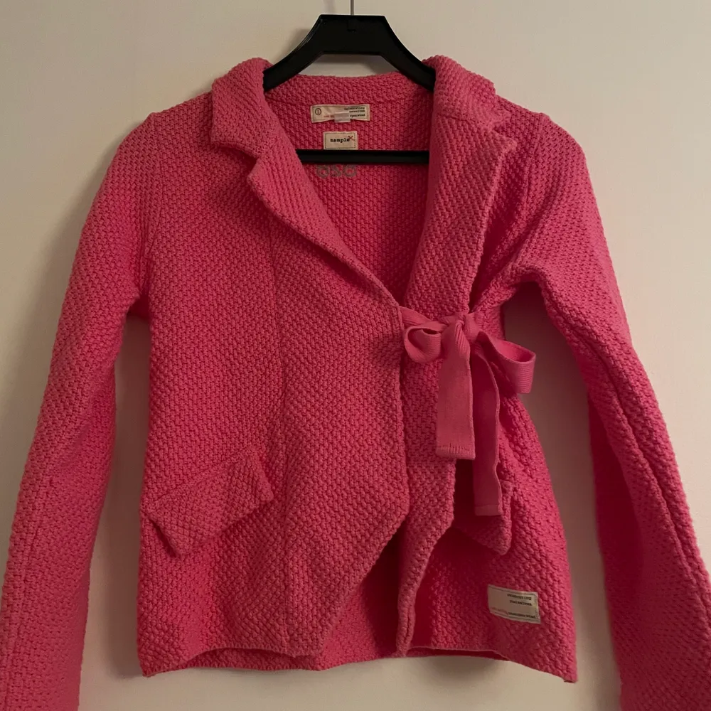 Så fin rosa Odd Molly kofta i bra skick. Nypris är cirka 1 700kr, buda från 499kr💗 Varm och skön tröja. Storleken är 38/40.. Tröjor & Koftor.