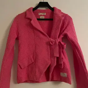 Så fin rosa Odd Molly kofta i bra skick. Nypris är cirka 1 700kr, buda från 499kr💗 Varm och skön tröja. Storleken är 38/40.