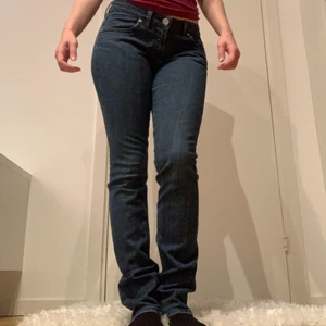 Lågmidjade jeans  - *Någon annan modellerar än mig* Lågmidjade gina jeans i storlek 30/34 (motsvarade M) i bra skick. 