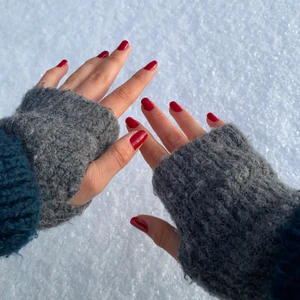 Handledsvärmare från Zara - Perfekta populära handledsvärmare som håller dig varm nu inför vintern. Endast använda 2 gånger och därför som nya. Säljer på grund av att de inte används tillräckligt ofta. Köparen står för frakten. Om fler bilder eller mer information önskas är det bara att höra av sig!