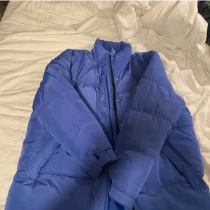 Blå pufferjacket - 💙 Lägger ut igen då den förra köparen ångrade sig.💙 En jättefin blå pufferjacket som är perfekt nu när det börjar bli lite kallare ute. Världens finaste färg! 💙 Jag köpte den här på Plick men hittade en annan jacka som jag använde mer så därför blev det inte att den kom till användning, hoppas att någon annan har användning för den istället! 💙 Skriv för fler bilder eller om ni har någon fråga 💙