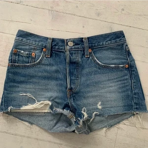 Jeansshorts Levis 501 - Blåa jeansshorts från Levis. Snygg och kort passform. Fin färg och gott skick. 