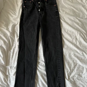 Zara Jeans - Jättefina mörkgråa jeans, knappt använda, rak passform och passar mig som är ca 160 lång. Kan skickas mot betalning av frakt 