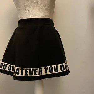 Skater skirt  - Jättefin kjol med glansigt svart material! Storlek 146/152