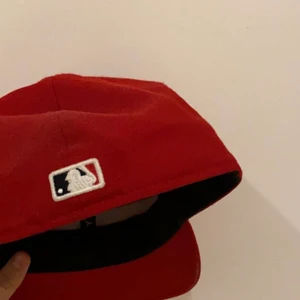 New era 59 fifty  - En röd new era keps som jag säljer eftersom den inte kom till någon användning. Skriv privat för frågor och bilder💕