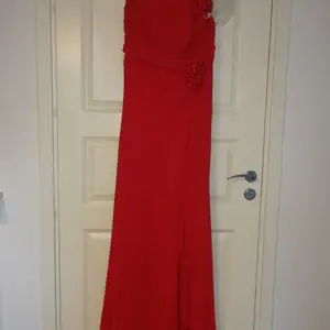 Jättefin och elegant klänning säljes p g a liten storlek. Den har en riktigt fin rödfärg