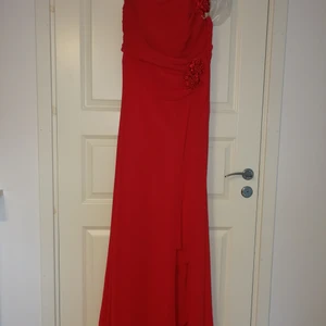 Elegant afton/balklänning  - Jättefin och elegant klänning säljes p g a liten storlek. Den har en riktigt fin rödfärg
