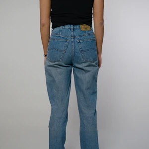 Jeans  - Storlek M, modellen är 175 handlas på @authenticarchive.uf