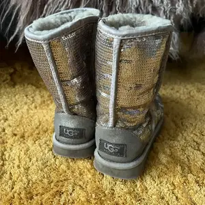 Säljer min åkta Australian Ugg boots som är I bra skick då dem är användat.Säljer dem eftersom jag har en annan par. Passar till allt och matcherar med allt. Finns fler bilder och bud I kommenterna .Dem passar jätte bra till vinter och snow eftersom de är varmt.