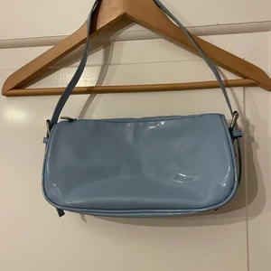 LACKVÄSKA från NELLY - 💙LJUSBLÅ LACKVÄSKA från NELLY NLY accessories. Stort fack samt ett litet innerfack, reglerbart band, aldrig använd💙 