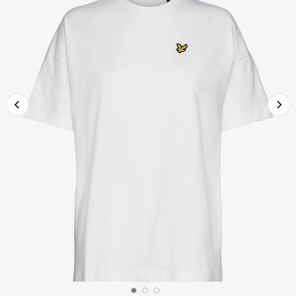 Säljer denna snygga vita lyleandscott T-shirten, 14-15 år skulle säga att det är som en s/xs🤍köpte på kidsbrandstore för 250 och säljer för 50, säljer fler liknande märkes t-shirts🦋. T-shirts.