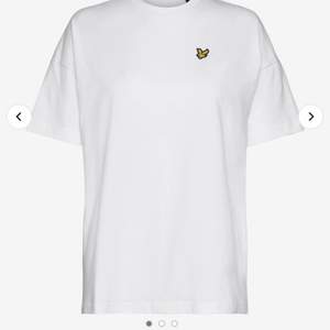 Säljer denna snygga vita lyleandscott T-shirten, 14-15 år skulle säga att det är som en s/xs🤍köpte på kidsbrandstore för 250 och säljer för 50, säljer fler liknande märkes t-shirts🦋