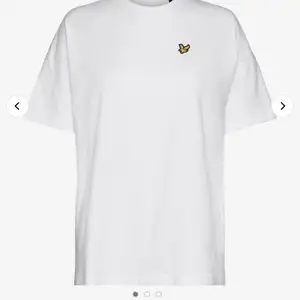 Säljer denna snygga vita lyleandscott T-shirten, 14-15 år skulle säga att det är som en s/xs🤍köpte på kidsbrandstore för 250 och säljer för 50, säljer fler liknande märkes t-shirts🦋