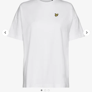 Lyle and scott tshirt - Säljer denna snygga vita lyleandscott T-shirten, 14-15 år skulle säga att det är som en s/xs🤍köpte på kidsbrandstore för 250 och säljer för 50, säljer fler liknande märkes t-shirts🦋