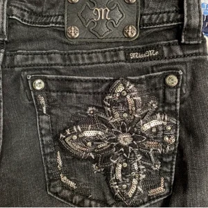 Miss me jeans - Vintage lågmidjade Miss Me jeans med snygga detaljer på bakfickorna. Passform straight leg. Köpta här på plick och knappt använda. Skriv om du har frågor/vill ha fler bilder.💖