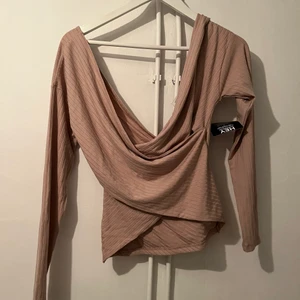 Topp - En fin topp från Nelly som aldrig är använd! Storlek M. Pris 150kr och köpare står för frakt 💕