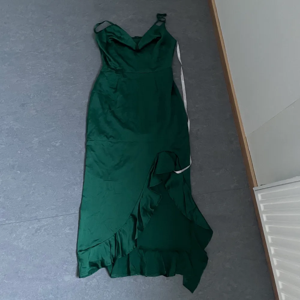 Missguided deep green satin ruffle side cami midi dress. Aldrig använd, säljes pga för liten. Klänningar.