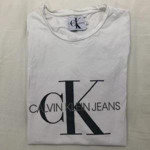 Calvin Klein T-Shirt Strl. M - Rätt använd tröja med smått slitage. Inga fläckar och allmänt bra skick annars! Säljer på grund av att jag ej använder den nuförtiden. Manlig modell från början men funkar nog rätt bra för alla😁