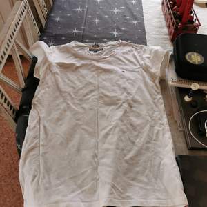Jättefin Tommy Hilfiger t-shirt i storlek 152. Kan skickas ! :) Endast provad, aldrig använd. Mycket bra skick. Köptes för 269kr, säljs för 150kr.