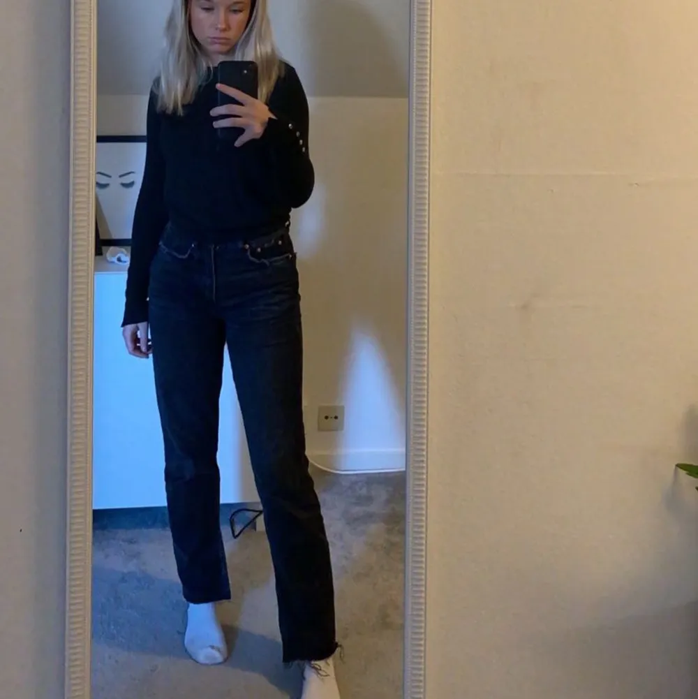 Svarta jeans från Gina. Storlek 32 men sitter mer som en 34. . Jeans & Byxor.