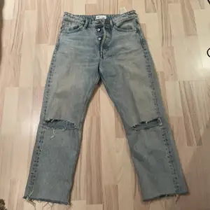 Så snygga & trendiga raka jeans från Zara! Säljer pga att dom är för stora i midjan och jag har bara haft dom hemma liggande utan att använda tyvärr:( skriv för fler bilder om det önskas 👖 💙