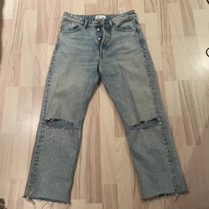 Trendiga jeans!  - Så snygga & trendiga raka jeans från Zara! Säljer pga att dom är för stora i midjan och jag har bara haft dom hemma liggande utan att använda tyvärr:( skriv för fler bilder om det önskas 👖 💙