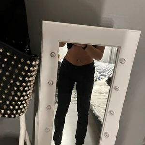 Låg midjade kostymbyxor - 💗INTRESSEKOLL💗 lågmidjade svarta kostymbyxor, sitter perfekt för xs och s som motsvarar 34/36 