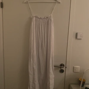 Vit klänning - En sjukt fin sommar klänning. Den är sjukt bekväm att ha på sommaren❤️❤️