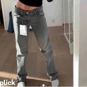 Grå lågmidjade zara jeans  - Säljer dessa populära jeansen ifrån zara som e helt slutsålda🙌säljer pågrund av att de va förstora för mig så hade även kunnat byta mot ett par i 34❤️dom e i helt nyskick(dom e 1-2 cm insydda där back i midjan men de e inget som syns när dom e på)❤️BUDA FÅRN 600 eller köp direkt för 700