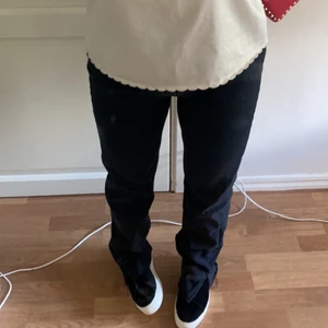 Svarta jenas - Säljer dessa sjukt snygga svarta jeans från pull and bear! Väldigt raka och tuffa i modellen.                    Buda gärna i kommentarerna! (20kr minst)