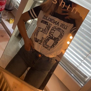 T-shirt  - Är i barnstolen men sitter som xs