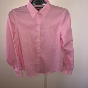 Ralph Lauren Skjorta (strl XS) - Ralph lauren skjorta använd 2 gånger. Storlek XS och väldigt bra skick!