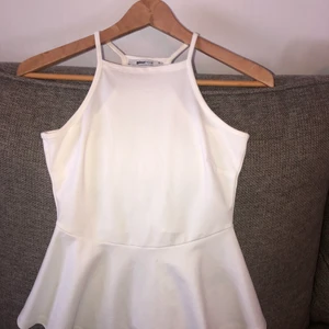 Fint linne (strl XS) - Vitt linne från Ginatricot. Storlek XS och bra skick, inte använd så många gånger!