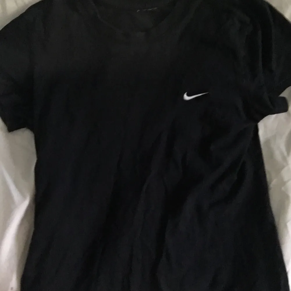 Säljer denna jättefina svarta tröja från Nike säljer då den är för lite för mig, är helt oanvänd, köpte den på second hand så vet tyvärr inte nypriset på den. Hör av er om ni är intresserade!. T-shirts.